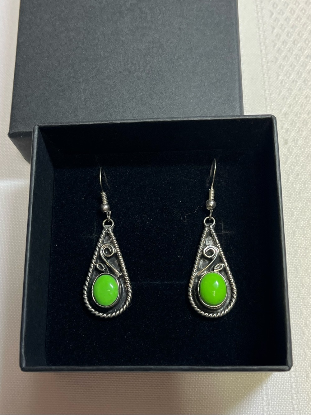 Green stone drop earrings
Gorgeous silver detailing
Stamped MEXICO